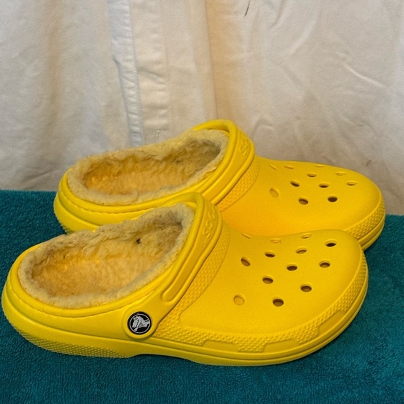 CROCS Yellow Clogs with Fuzzy Lining - Picture 4 of 9